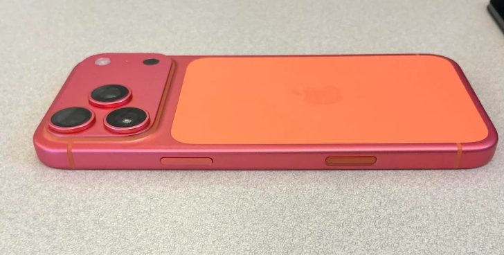 Новый дефект iPhone 17 Pro Max — корпус «киснет» и розовеет