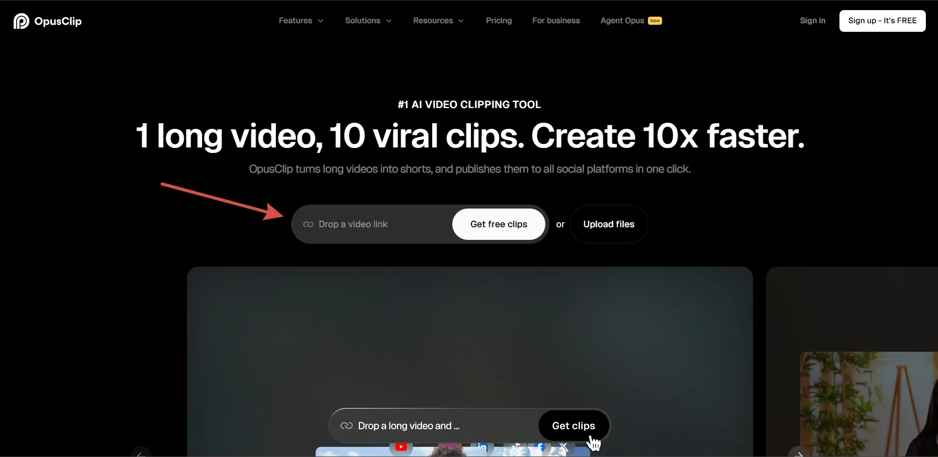 Главная страница OpusClip с полем для ссылки на видео и кнопками Get free clips и Upload files
