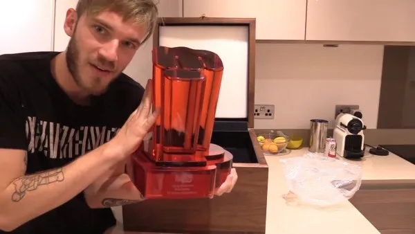 PewDiePie с рубиновой кнопкой ютуба